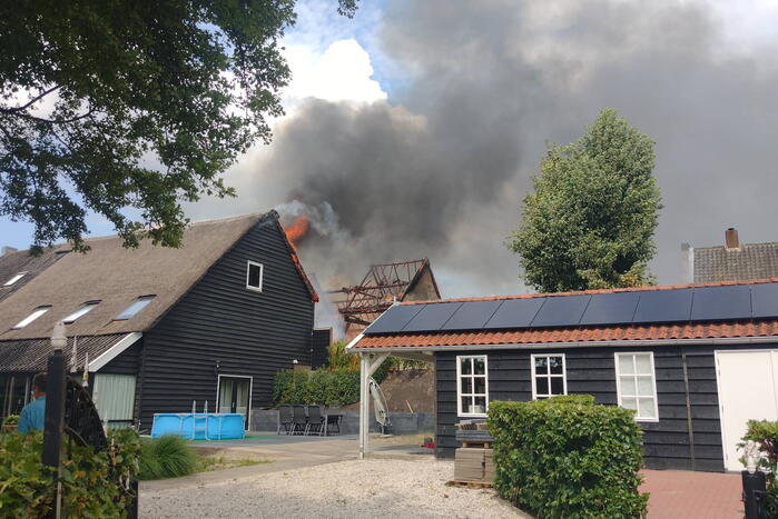 Brand slaat over na zorgboerderij