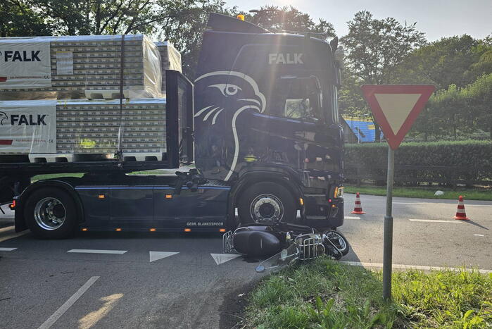 Scooterrijder in botsing met vrachtwagen