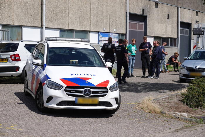 Politie en douane vallen bedrijfspand binnen