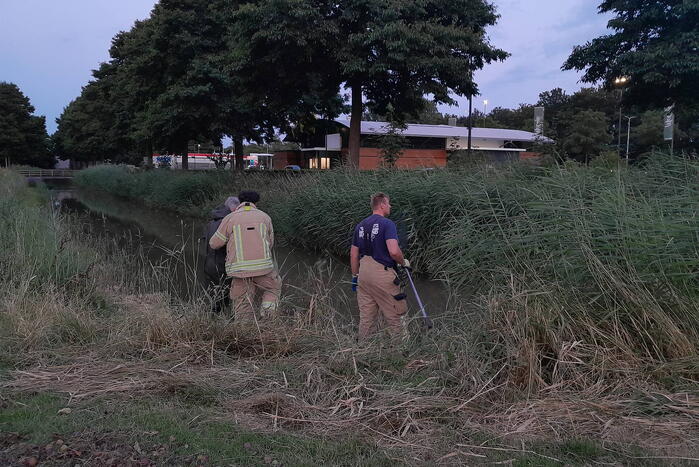 Brandweer probeert kuikens in problemen te redden