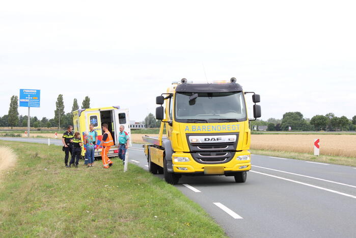 Automobilist vliegt uit de bocht en belandt in het water