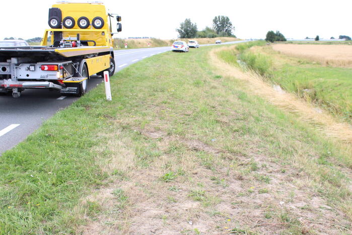 Automobilist vliegt uit de bocht en belandt in het water