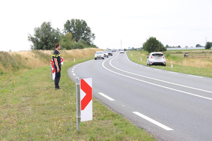 Automobilist vliegt uit de bocht en belandt in het water