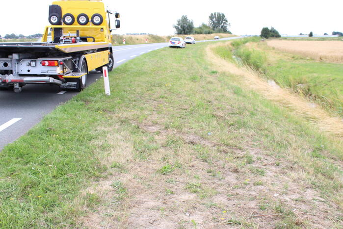 Automobilist vliegt uit de bocht en belandt in het water