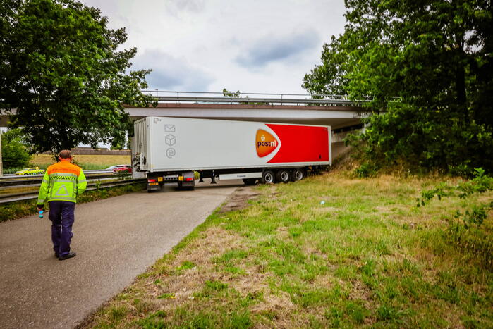 Vrachtwagenchauffeur rijdt zich vast na het keren