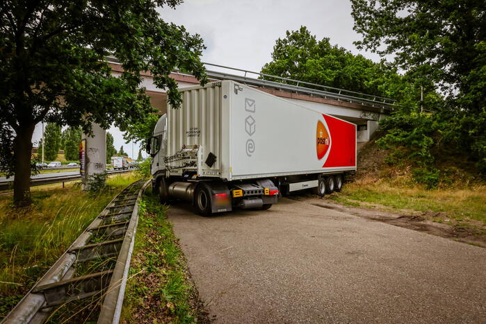 Vrachtwagenchauffeur rijdt zich vast na het keren