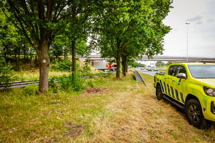 Vrachtwagenchauffeur rijdt zich vast na het keren