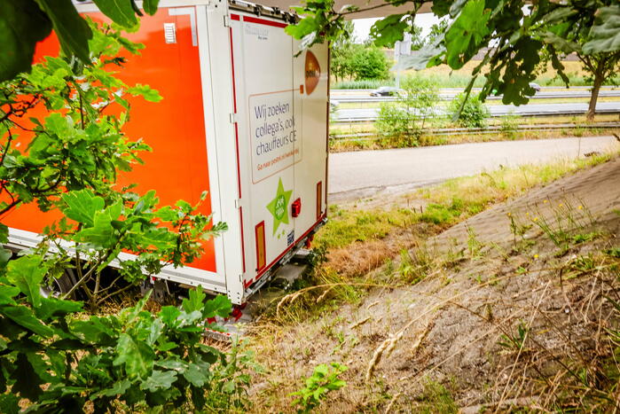 Vrachtwagenchauffeur rijdt zich vast na het keren