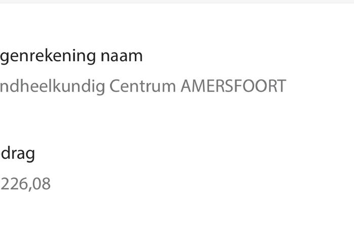 Vrachtwagenchauffeur rijdt zich vast na het keren