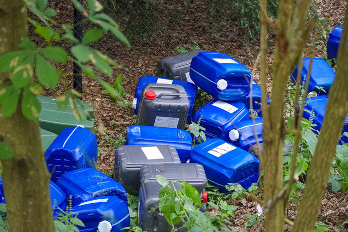 Tientalen vaten in bosgebied aangetroffen