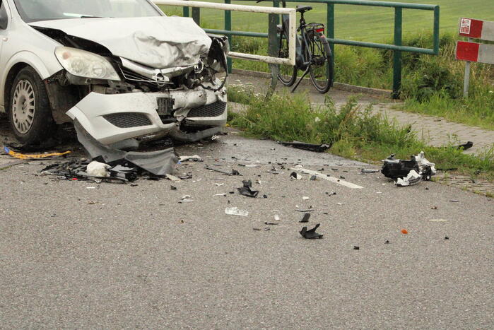 Twee auto's botsen frontaal op elkaar