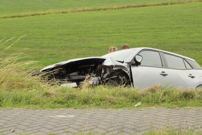 Twee auto's botsen frontaal op elkaar