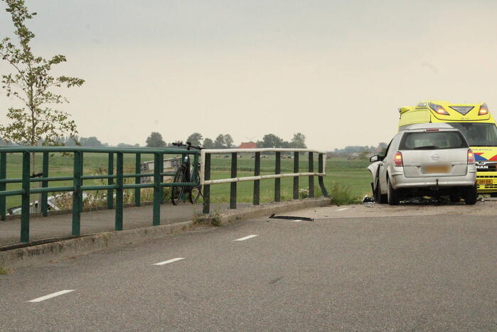 Twee auto's botsen frontaal op elkaar