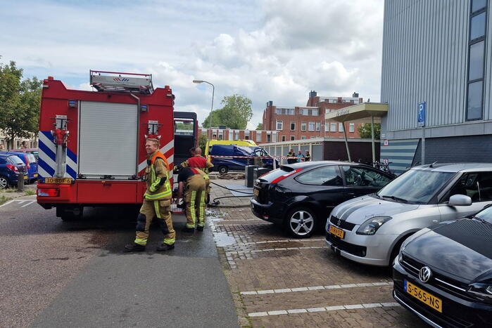 Brand in kelderbox van flatgebouw zorgt voor veel rookontwikkeling