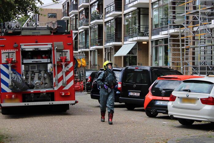 Brandweer in speciale pakken halen persoon uit flat