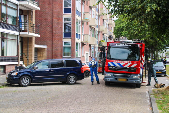 Brandweer in speciale pakken halen persoon uit flat