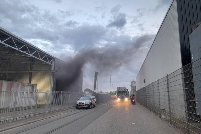 Zwarte rookwolken bij machinebrand