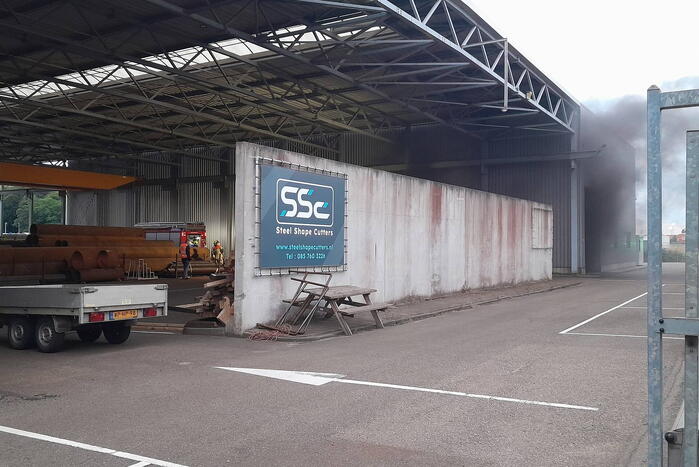 Zwarte rookwolken bij machinebrand