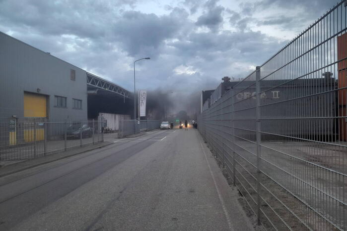 Zwarte rookwolken bij machinebrand