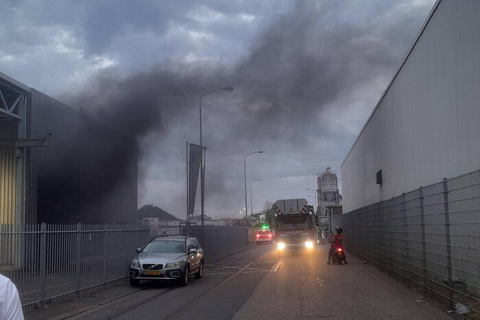 Zwarte rookwolken bij machinebrand