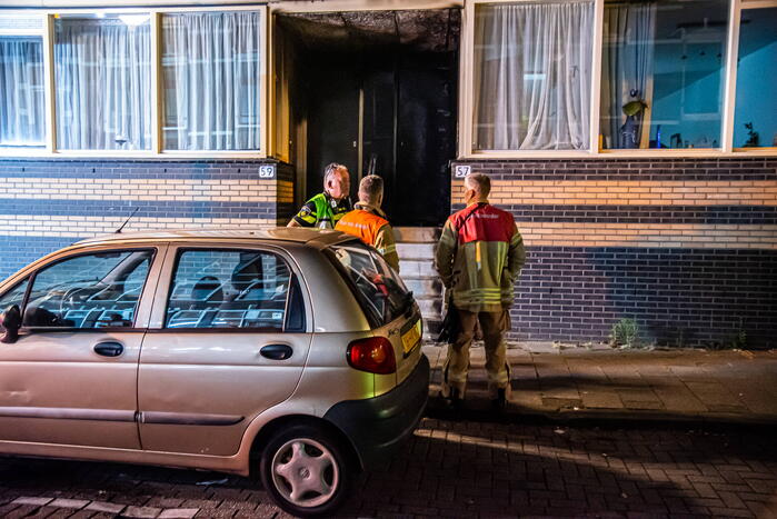 Brand na aanslag met explosief in portiek