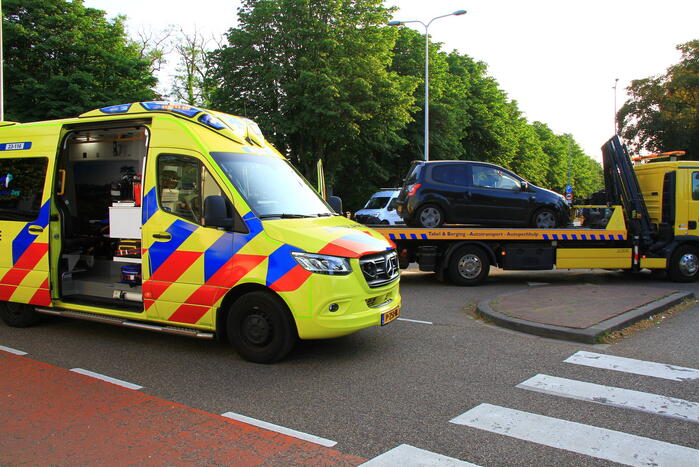 Automobiliste rijdt verkeerszuil plat
