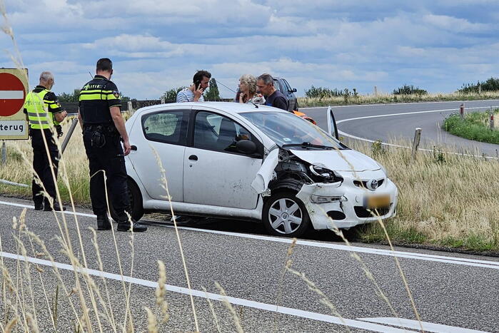 Automobilist ramt lantaarnpaal