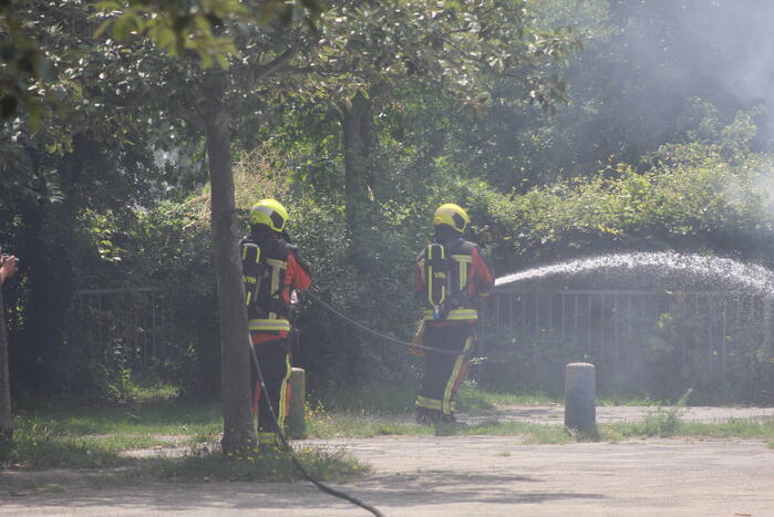 Bankje op schoolplein in brand