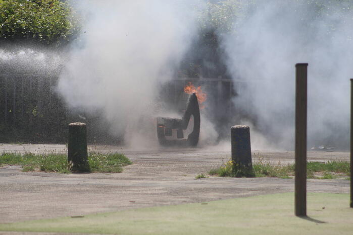 Bankje op schoolplein in brand