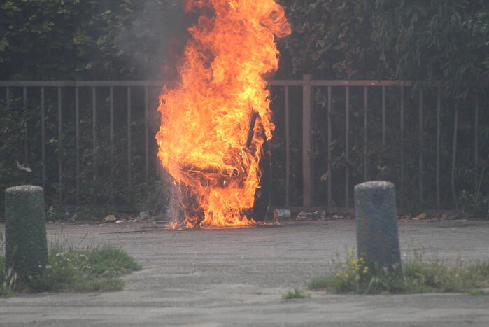 Bankje op schoolplein in brand