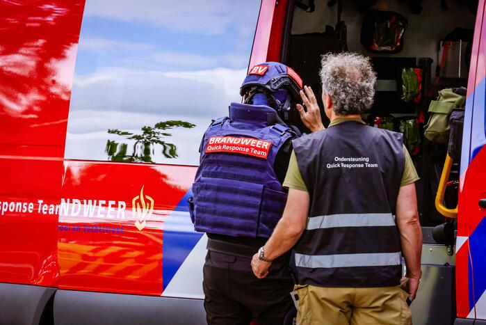 Veel bekijks bij man met verward gedrag op dak