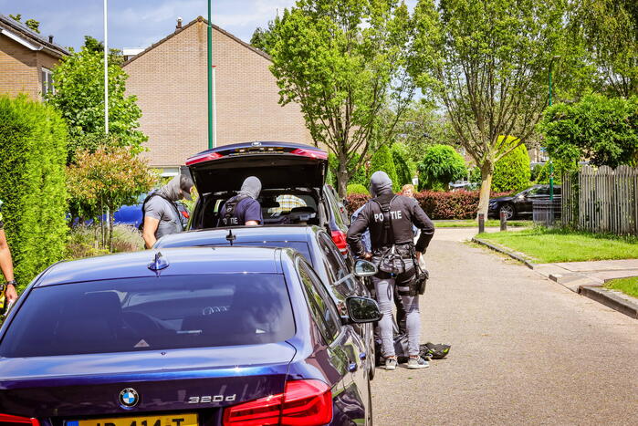 Veel bekijks bij man met verward gedrag op dak