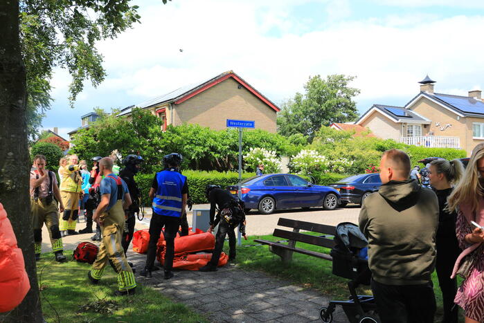 Veel bekijks bij man met verward gedrag op dak