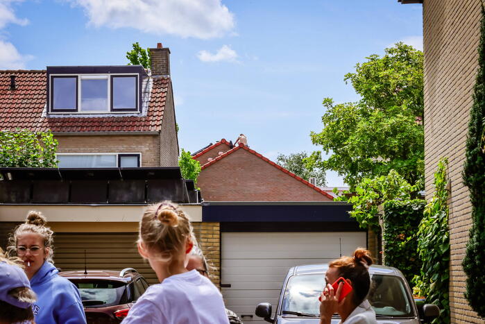 Veel bekijks bij man met verward gedrag op dak