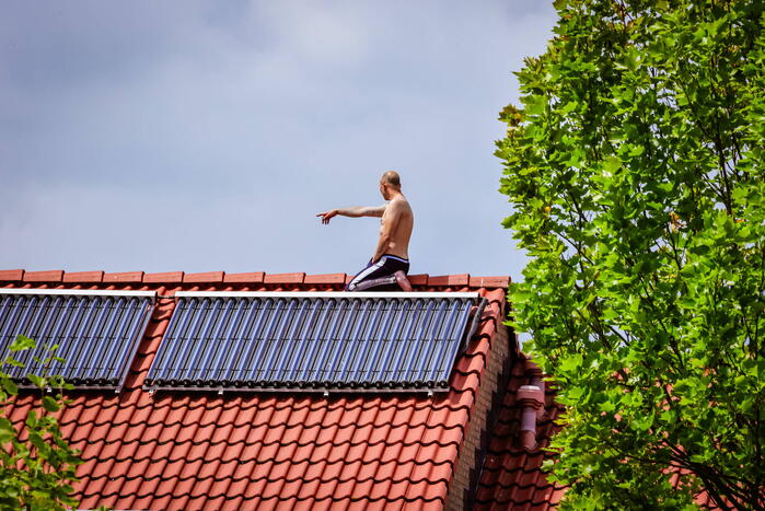 Veel bekijks bij man met verward gedrag op dak