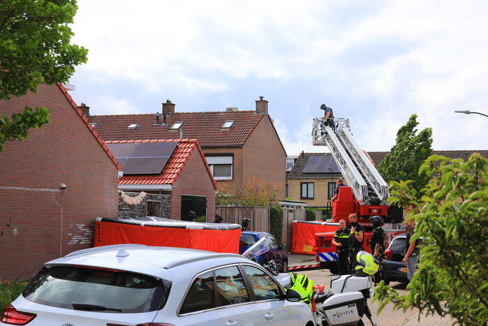 Veel bekijks bij man met verward gedrag op dak