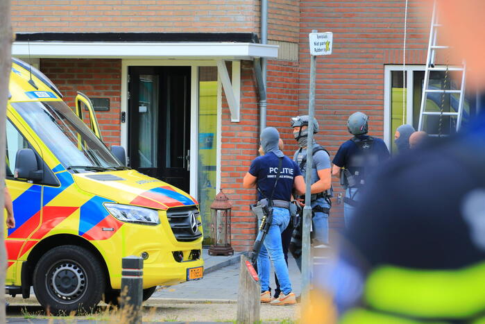 Veel bekijks bij man met verward gedrag op dak