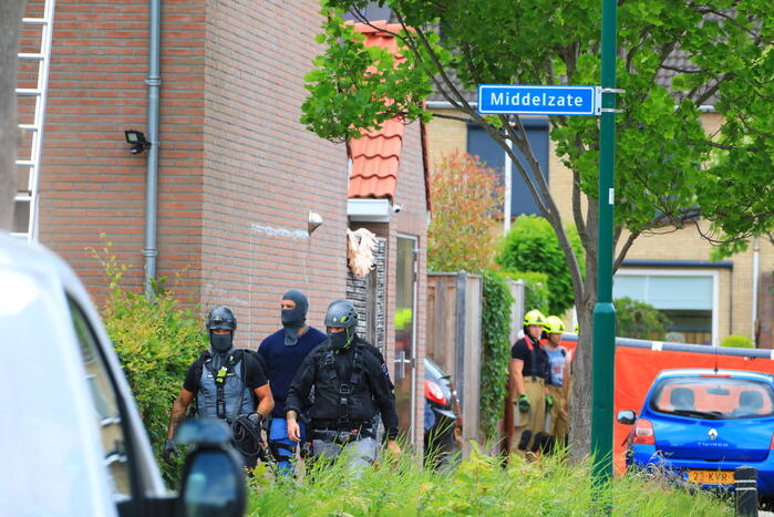 Veel bekijks bij man met verward gedrag op dak