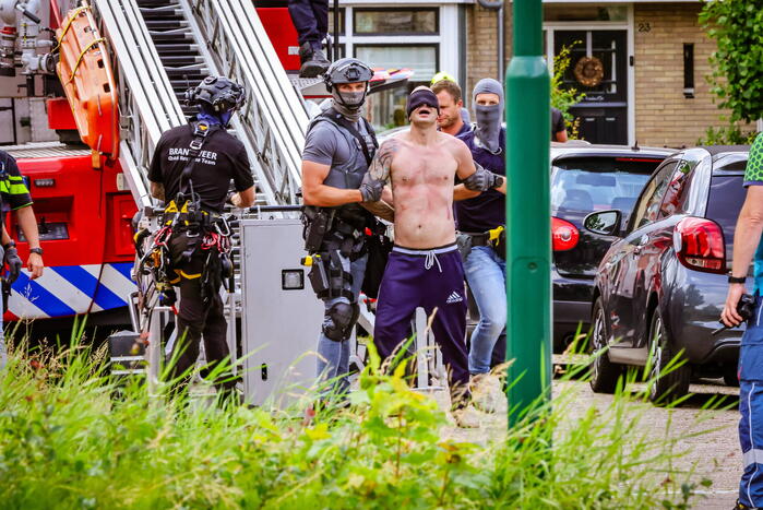 Veel bekijks bij man met verward gedrag op dak