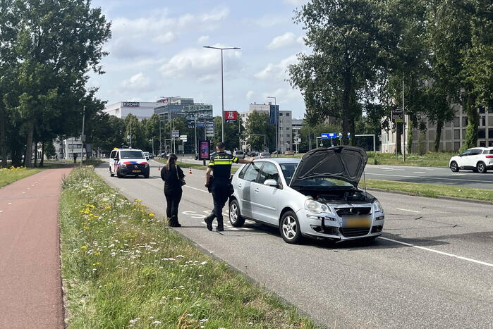 Automobilist raakt van de weg en ramt verkeersbord