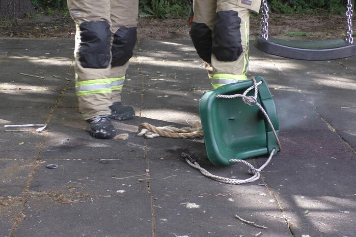 Jongeren steken schommel in brand