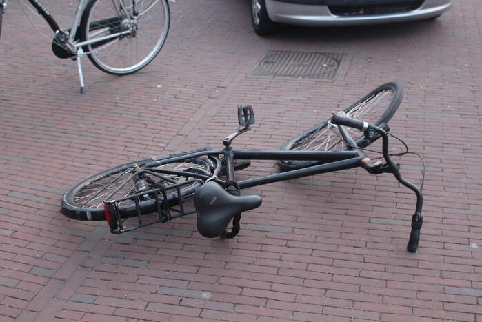 Fietser gewond bij botsing met auto