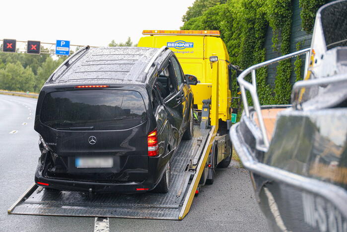 Duitse toerist schaart met aanhanger op snelweg