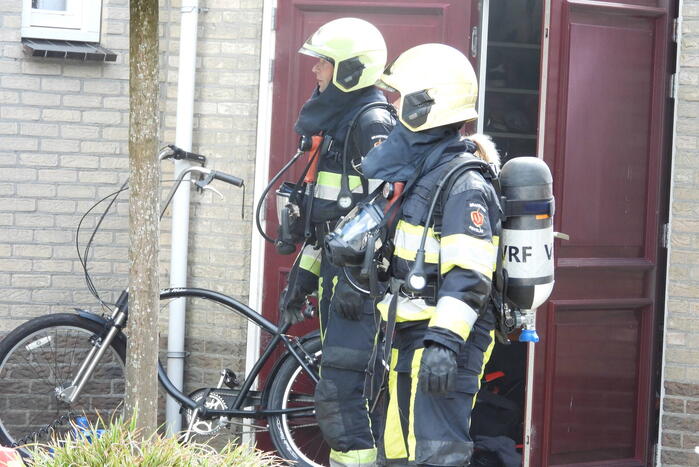 Bewoner ademt rook in bij woningbrand