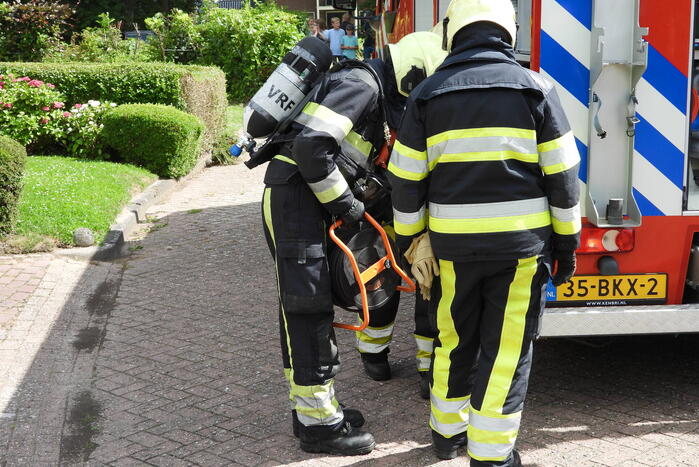 Bewoner ademt rook in bij woningbrand