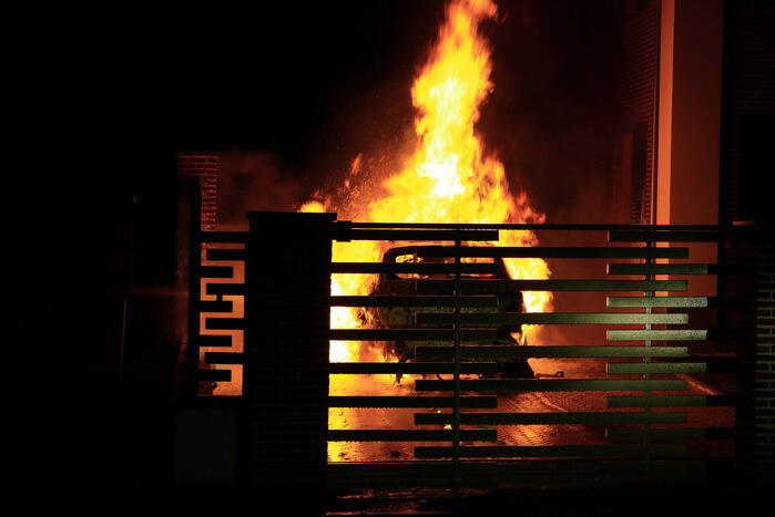 Auto door brand verwoest na explosie