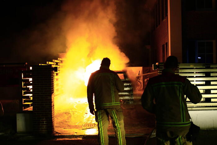 Auto door brand verwoest na explosie