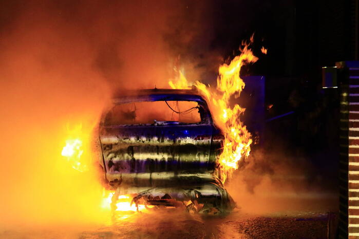 Auto door brand verwoest na explosie
