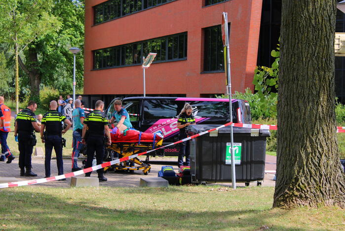 Scooterrijder zwaargewond bij botsing met bestelbus