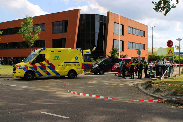 Scooterrijder zwaargewond bij botsing met bestelbus